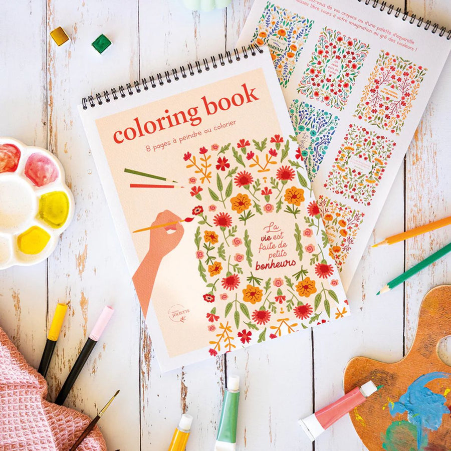 Carnet de coloriage avec motifs apaisants en gros plan