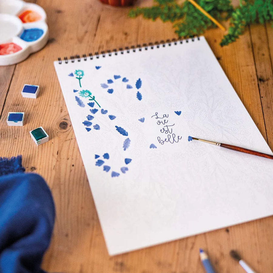 Carnet de coloriage avec motifs apaisants en gros plan.