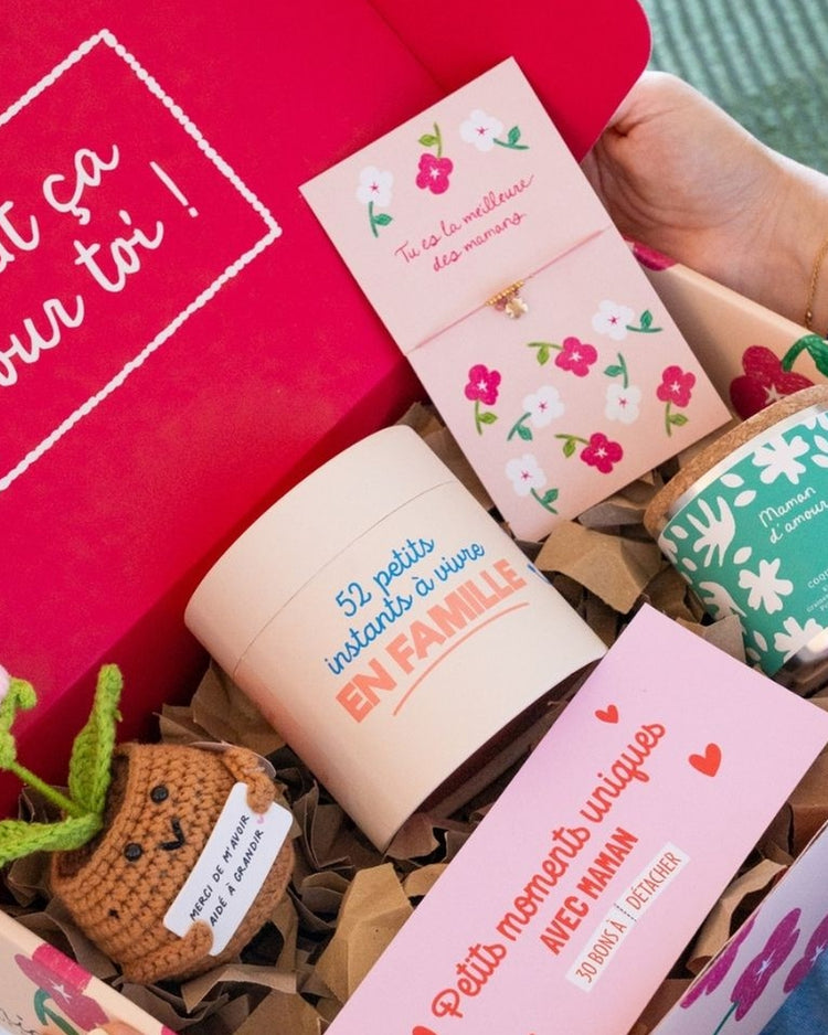 Coffret cadeau avec bracelet et fleurs, ambiance chaleureuse