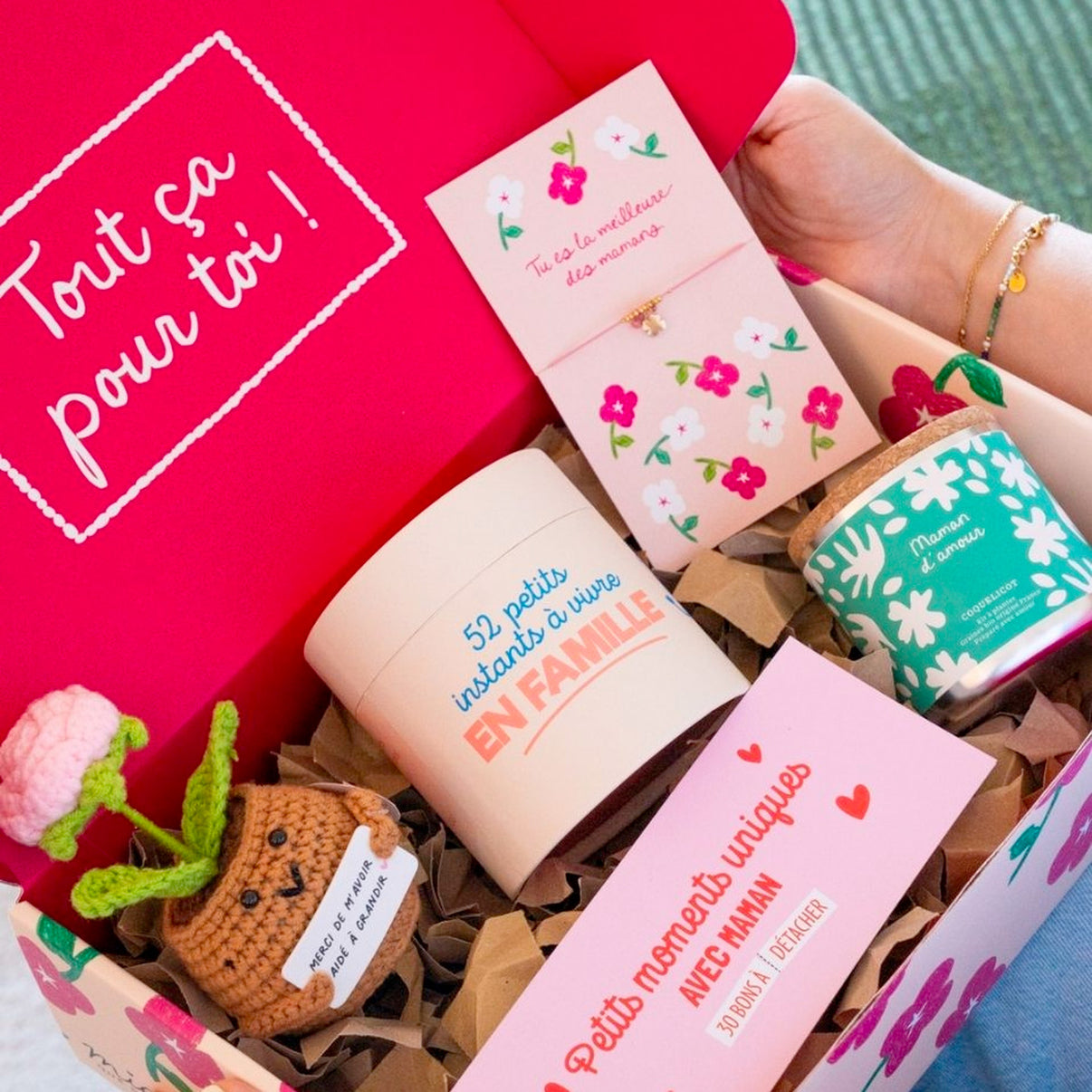 Coffret cadeau avec bracelet et fleurs, ambiance chaleureuse