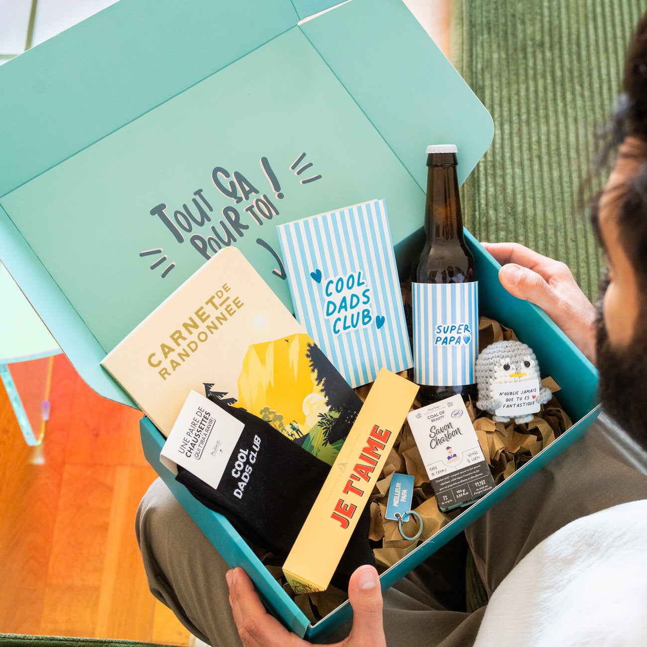 Cool box personnalisable avec motif coloré et texte sur le couvercle.