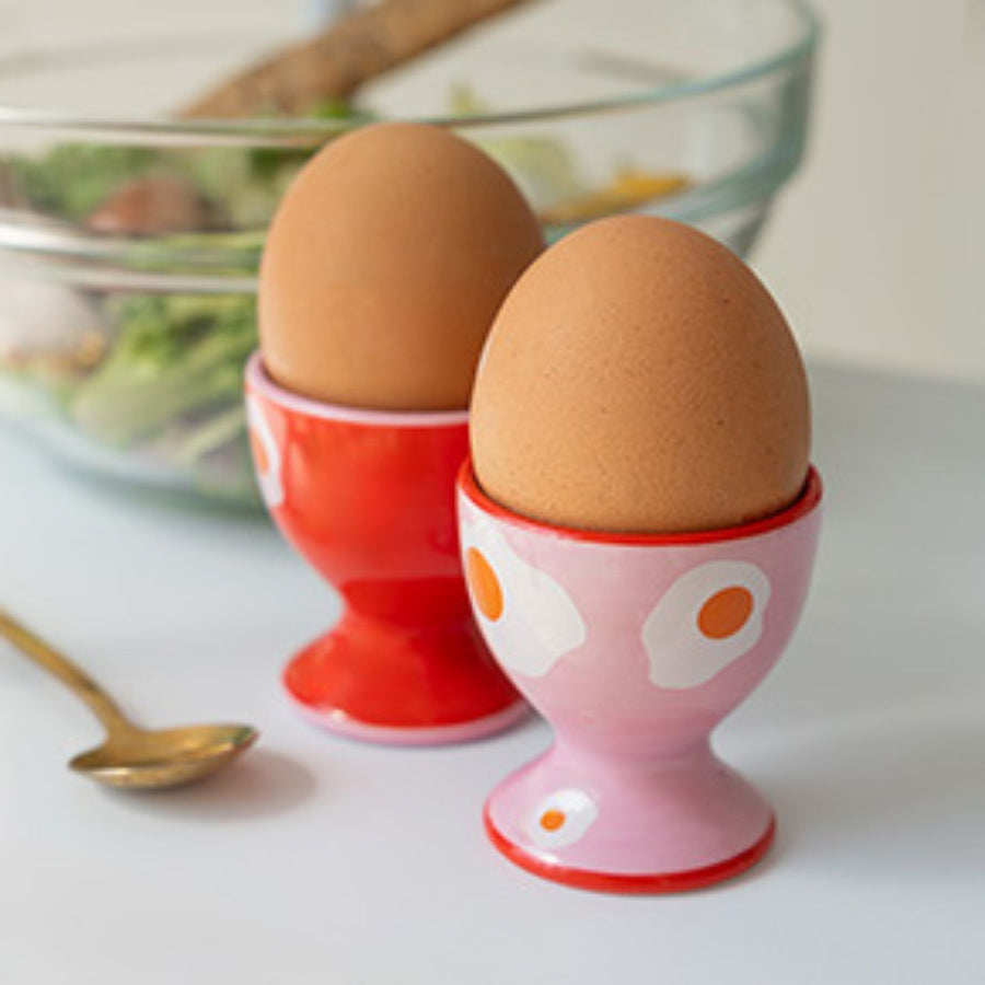 Coquetier girly en forme d'œuf au plat, vue de face