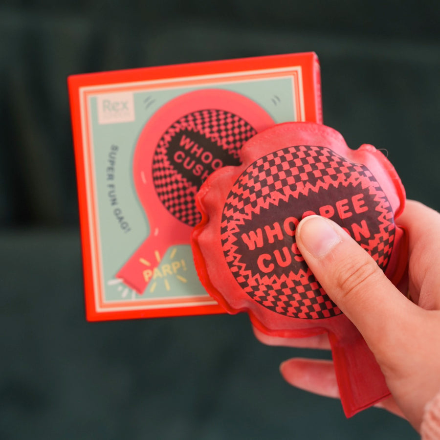 Mini coussin péteur en mode lifestyle sur un canapé