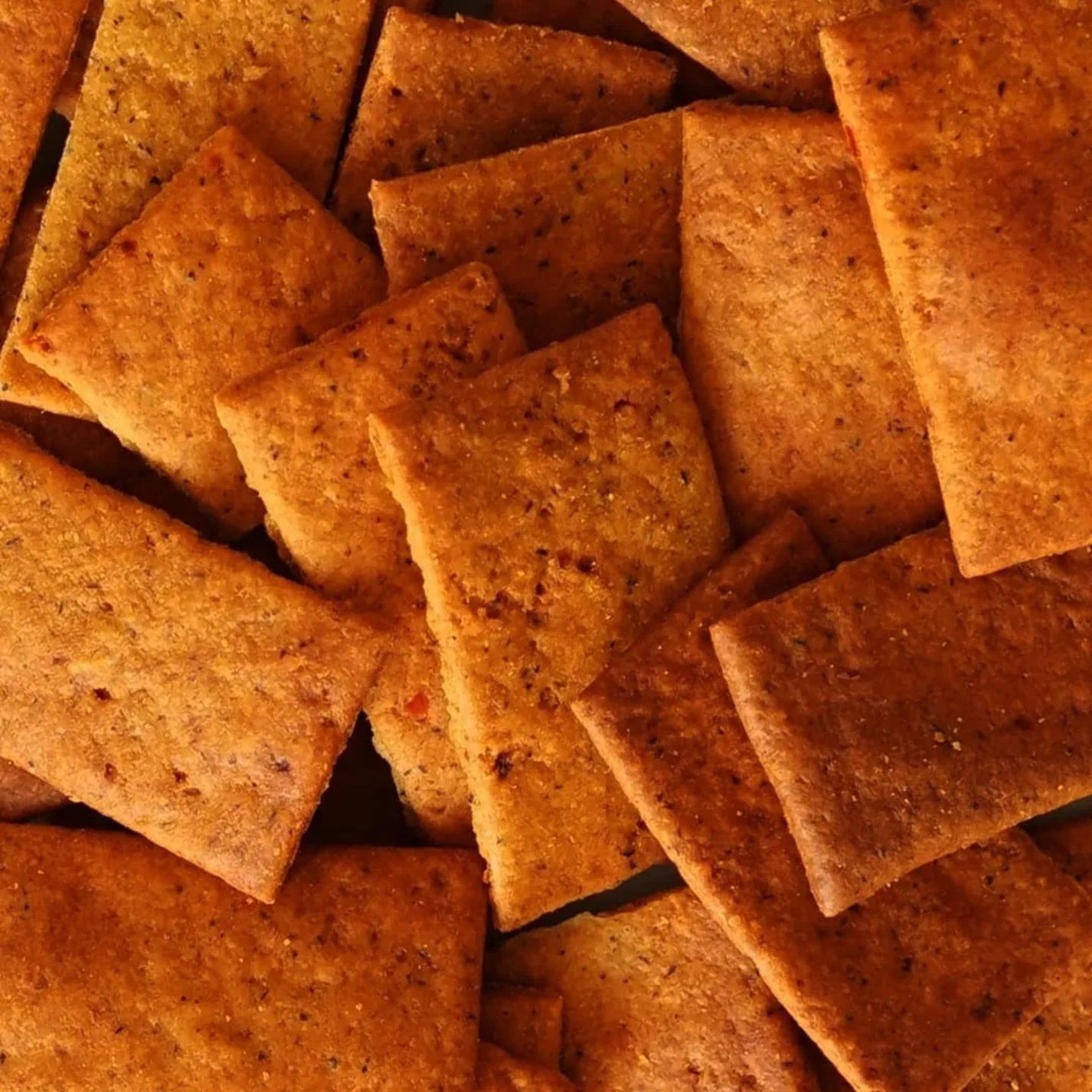 Crackers bio à la tomate, texture croustillante et dorée