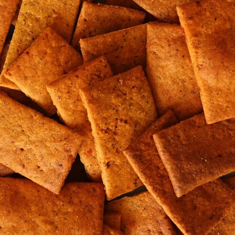 Crackers bio à la tomate, texture croustillante et dorée