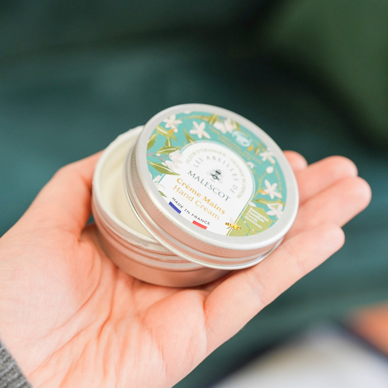 Crème pour les mains avec texture crémeuse et flacon élégant.
