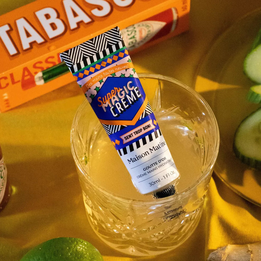 Crème mains Super Magic avec texture crémeuse et tube élégant.