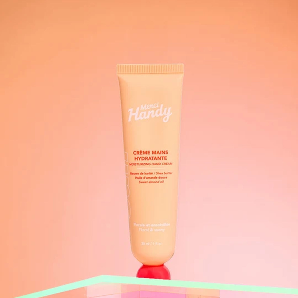 Crème mains Sun avec texture crémeuse sur fond clair