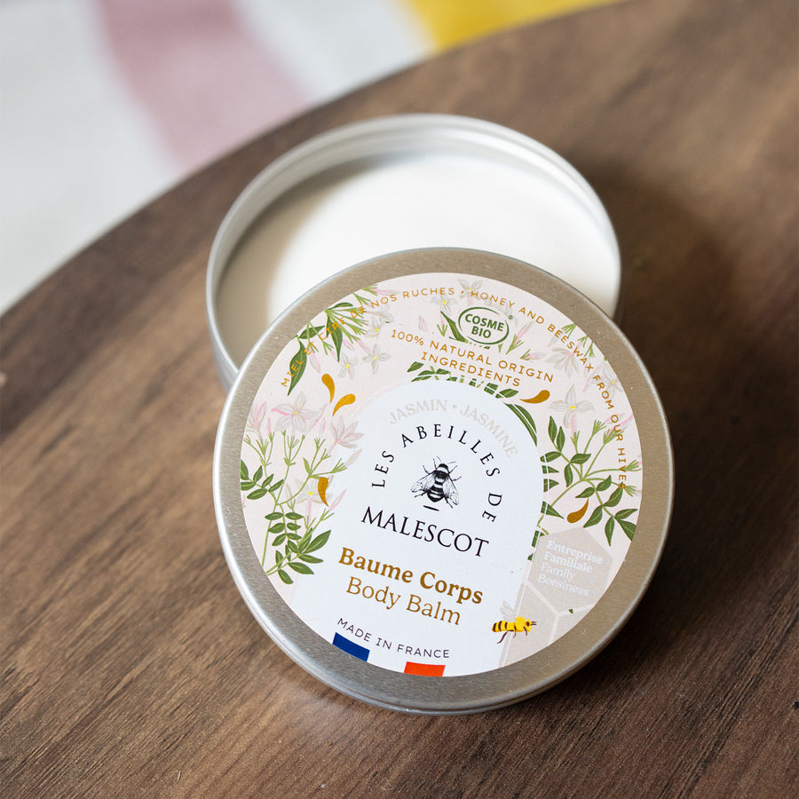 Baume hydratant au jasmin, texture crémeuse en gros plan.