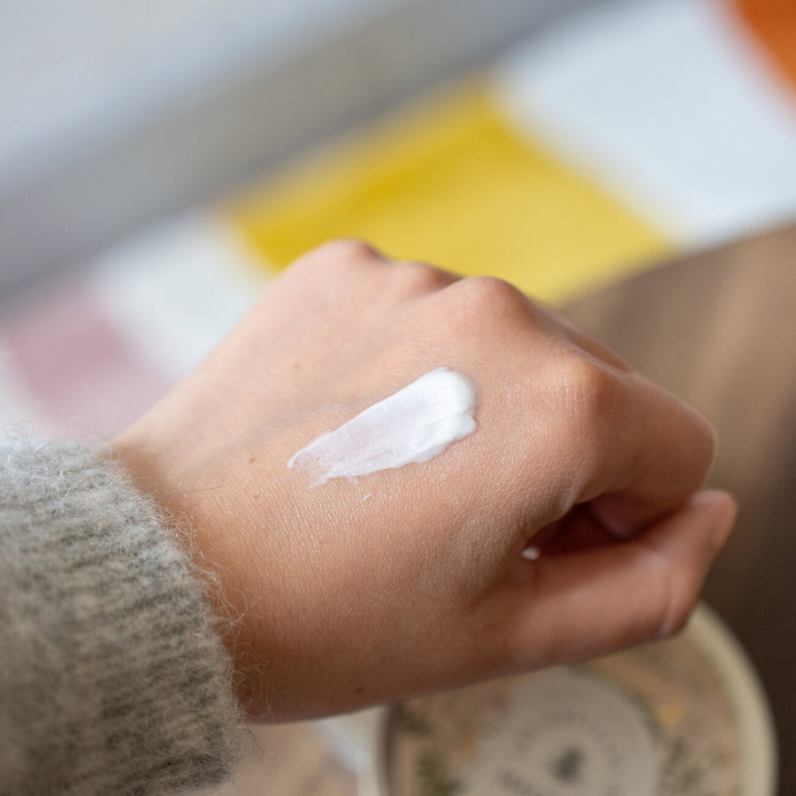 Baume hydratant au jasmin, texture crémeuse en gros plan.