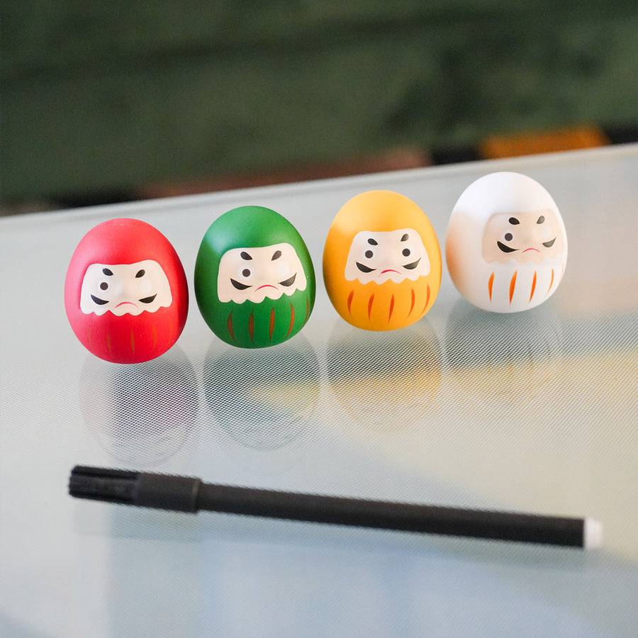 Daruma japonais en vue rapprochée, détails des yeux vides.