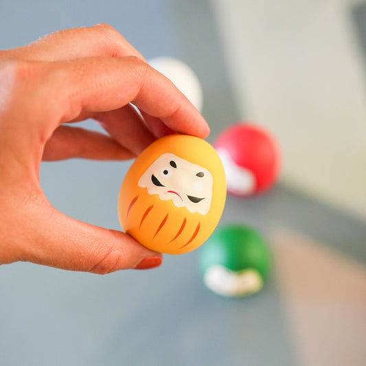 Daruma japonais en vue rapprochée, détails des yeux vides.