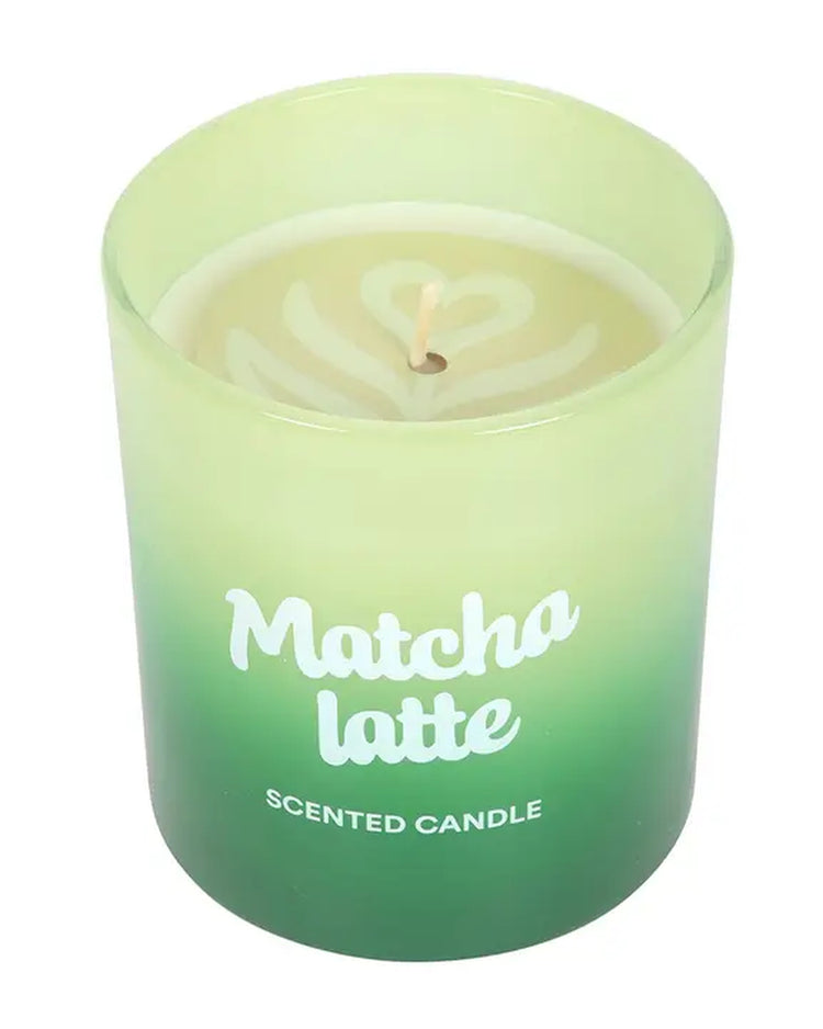 Bougie Matcha dans un pot en verre élégant sur fond neutre