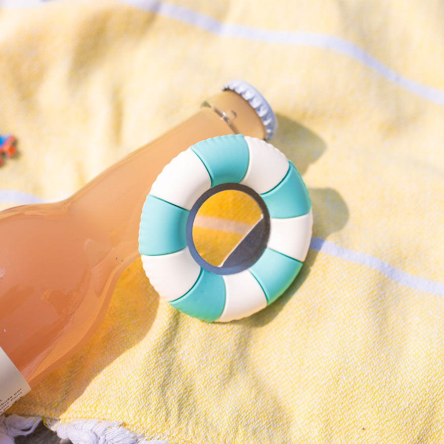Décapsuleur en forme de bouée, vue de face avec détails colorés.