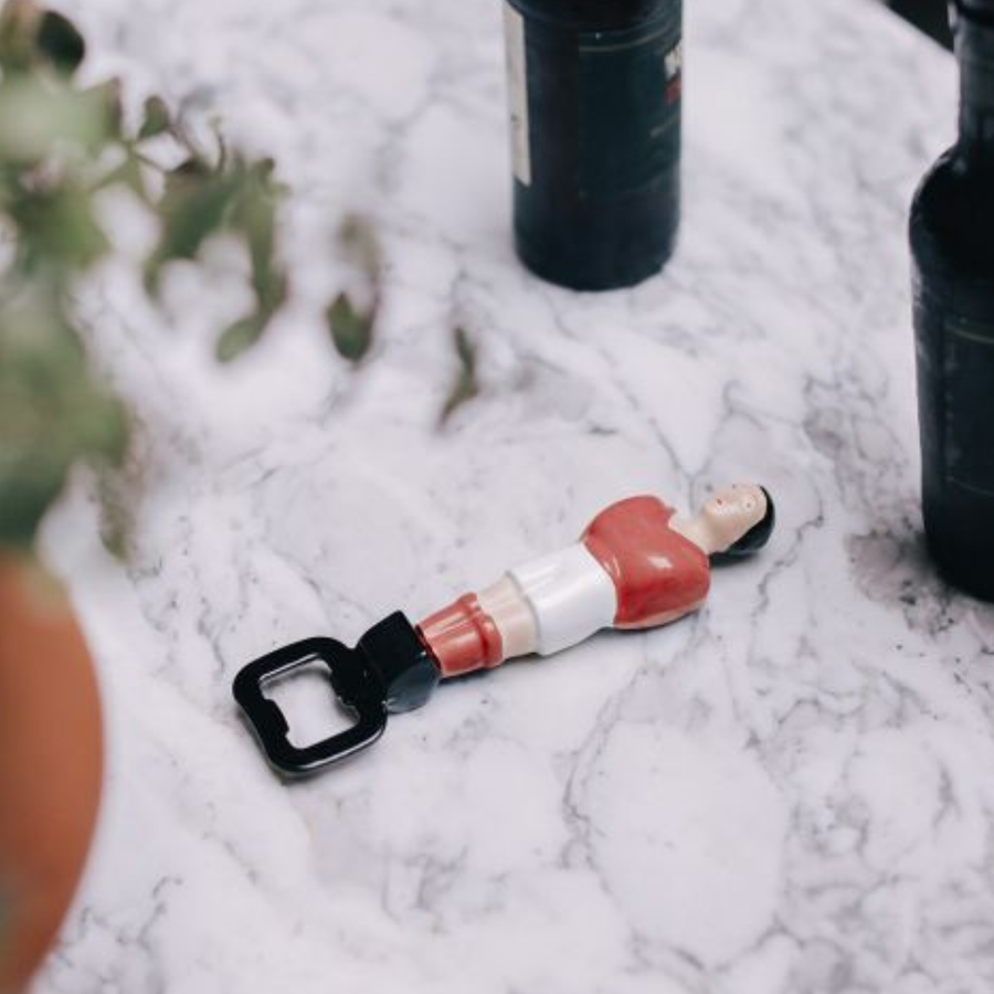 Décapsuleur en métal rouge, design joueur de baby-foot