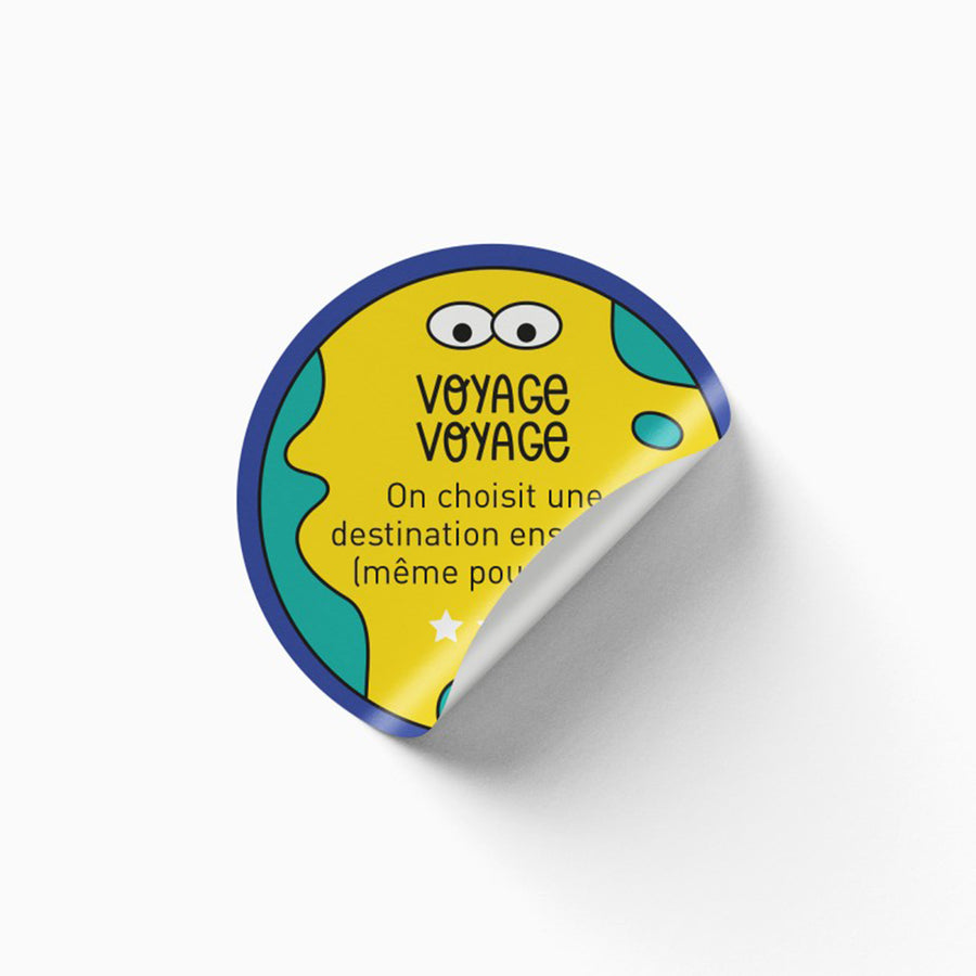 Poster à stickers coloré avec défis pour enfants, design ludique.