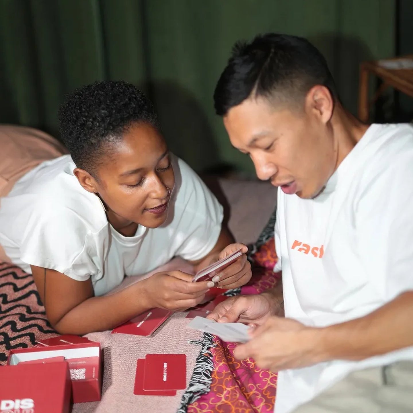 Jeu de cartes Discultons sur une table en bois, angle rapproché