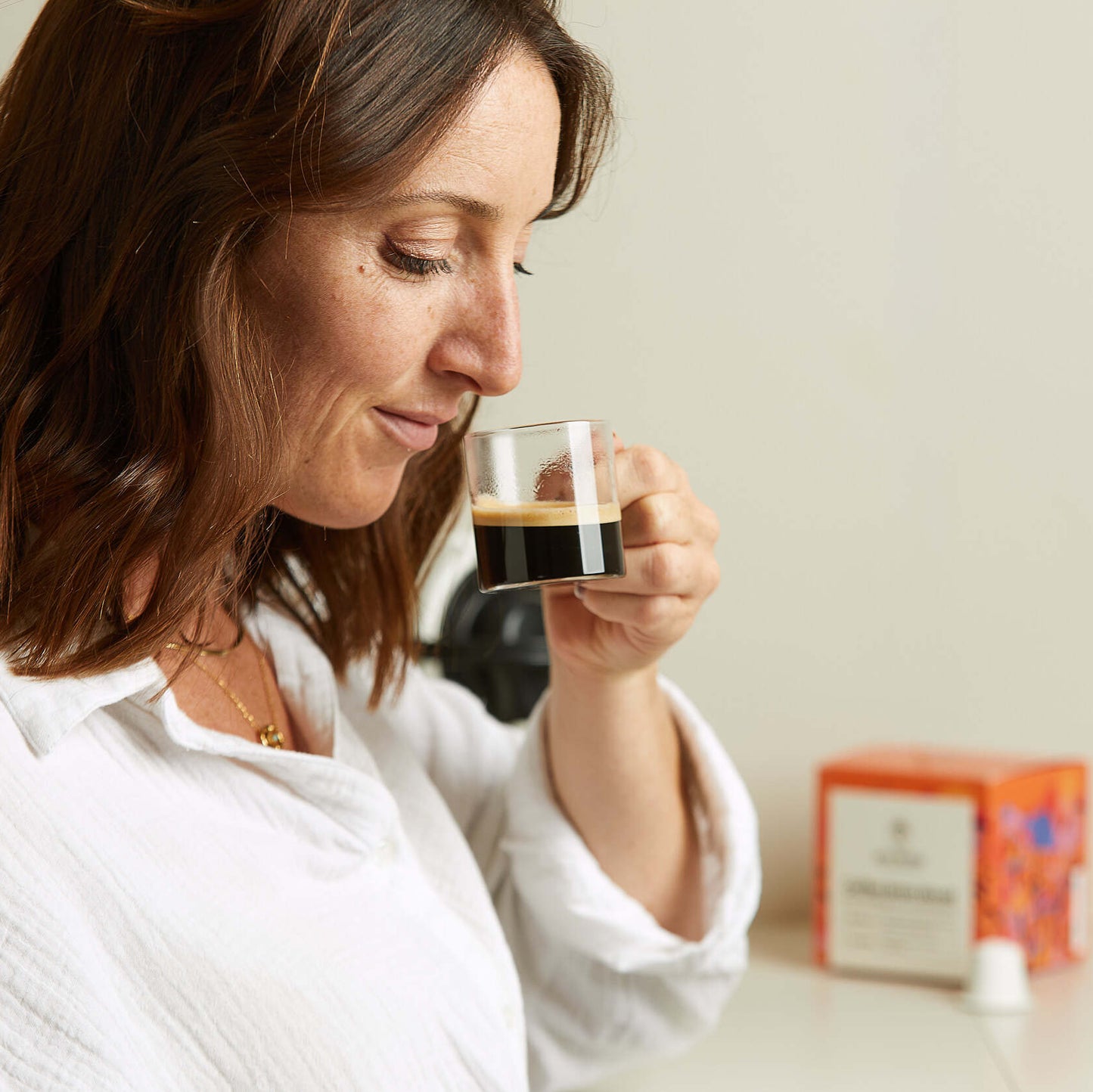 Dosettes de café biodégradables avec champignons en gros plan