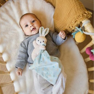 Doudou lapin avec grandes oreilles et motifs feuillus