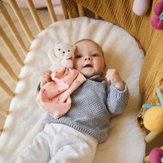 Doudou ourson avec motifs de feuilles, texture douce et apaisante.