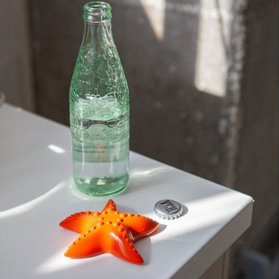 Décapsuleur en forme d'étoile de mer sur fond clair