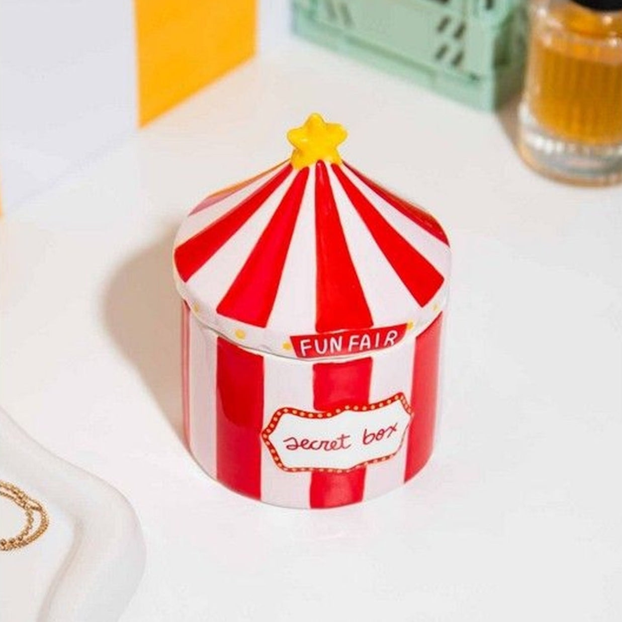 Boîte à bijoux cirque avec motifs colorés et détails dorés