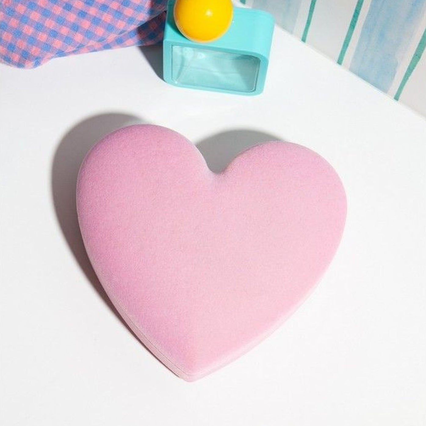 Boîte à bijoux en velours rose en forme de cœur, vue de dessus