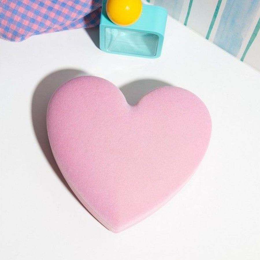 Boîte à bijoux en velours rose en forme de cœur, vue de dessus