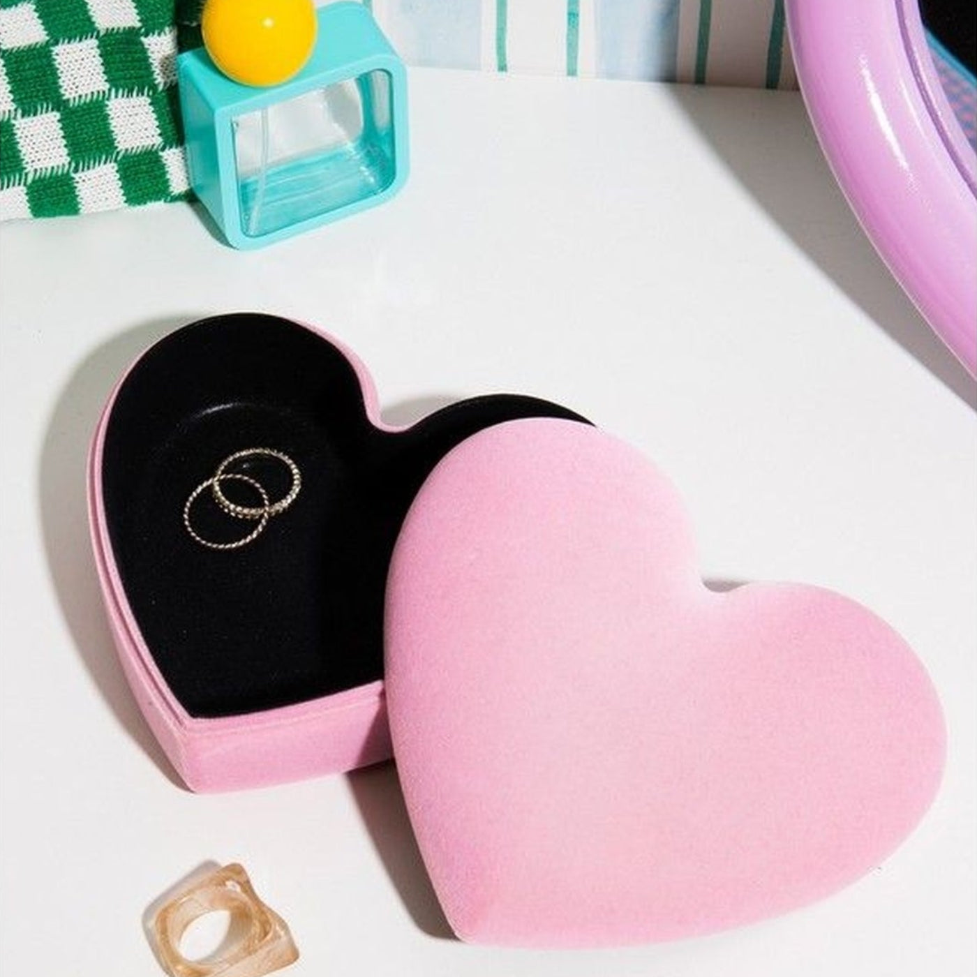 Boîte à bijoux en velours rose en forme de cœur, vue de dessus