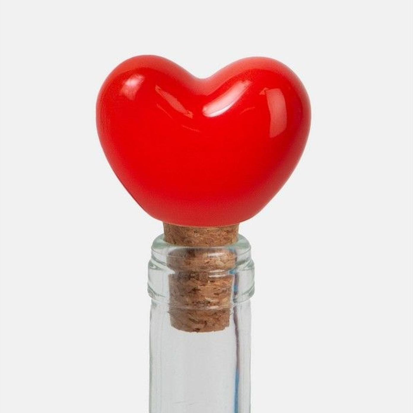 Bouchon de bouteille en forme de cœur sur fond blanc
