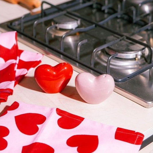 Salière et poivrière en céramique en forme de cœurs, vue de face