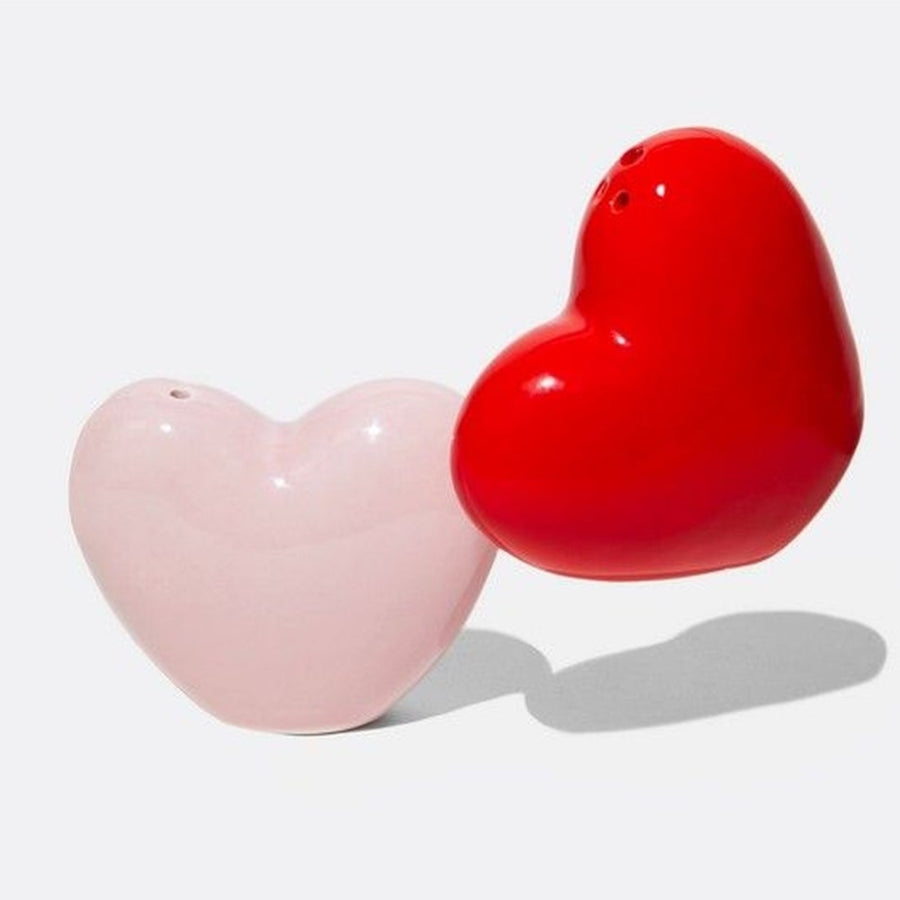 Salière et poivrière en céramique en forme de cœurs, vue de face