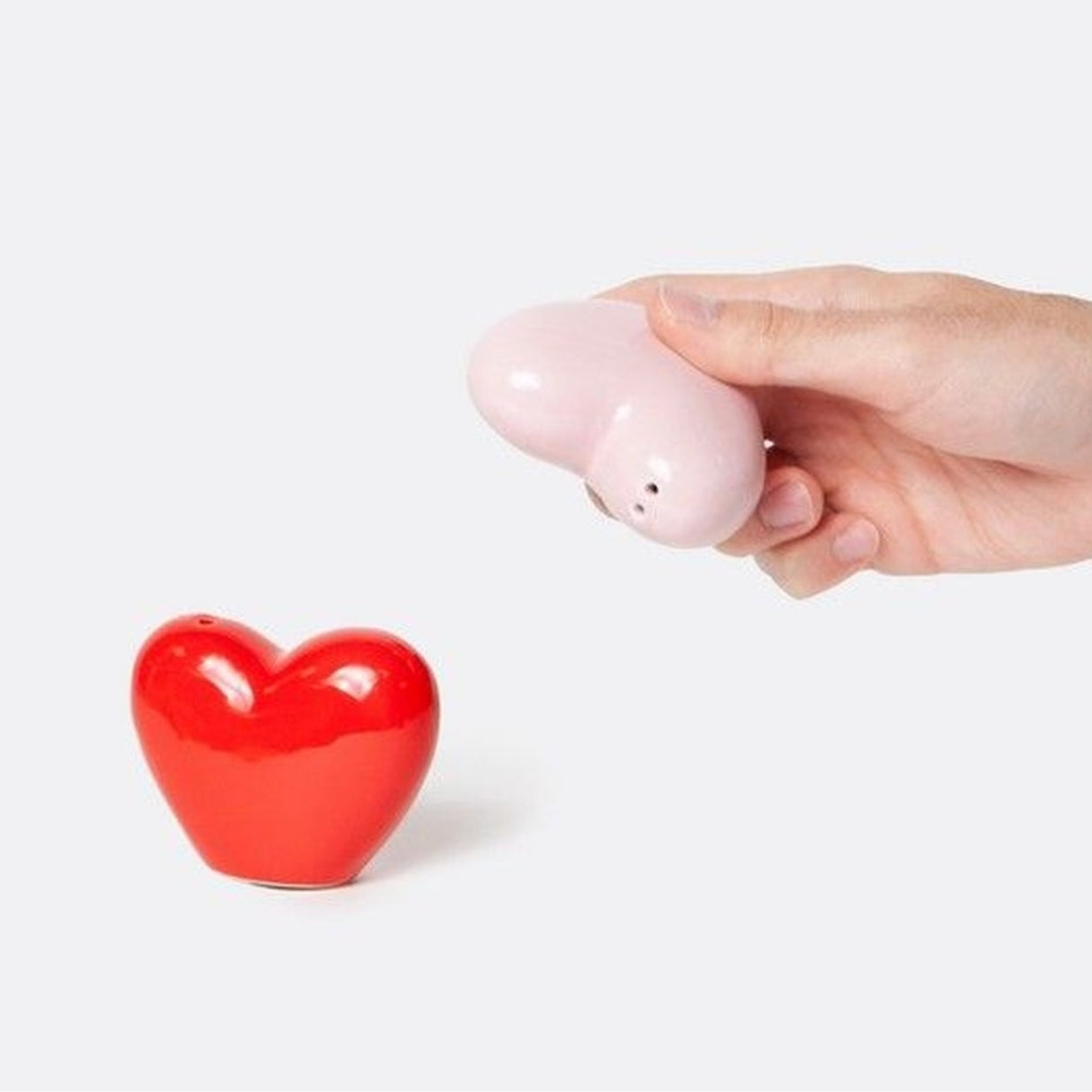 Salière et poivrière en céramique en forme de cœurs, vue de dessus