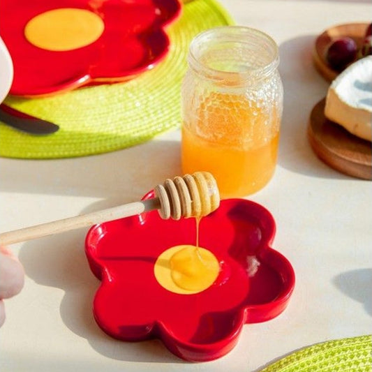 Repose-cuillère en forme de marguerite sur fond clair