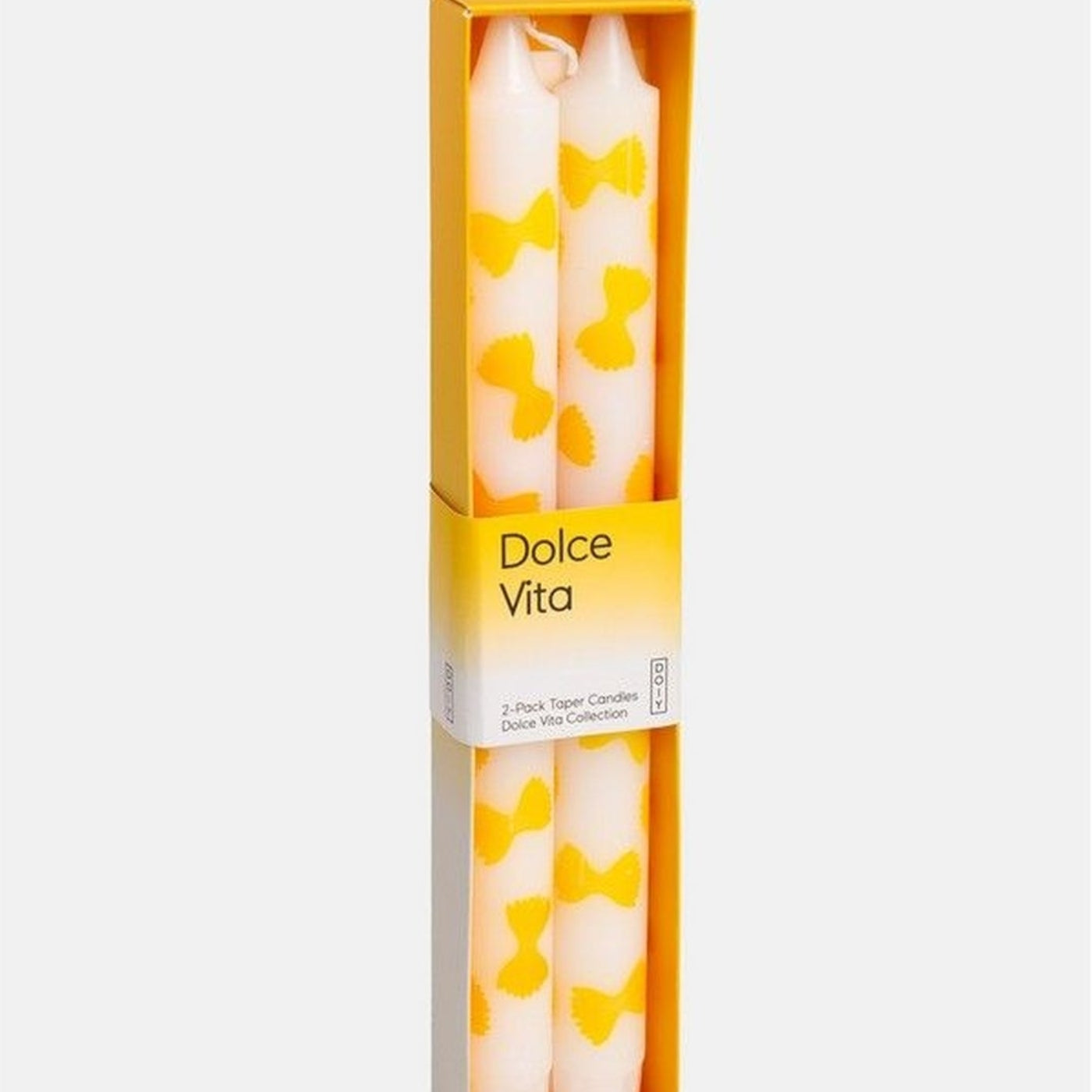 Bougies en forme de pâtes farfalle sur une table élégante