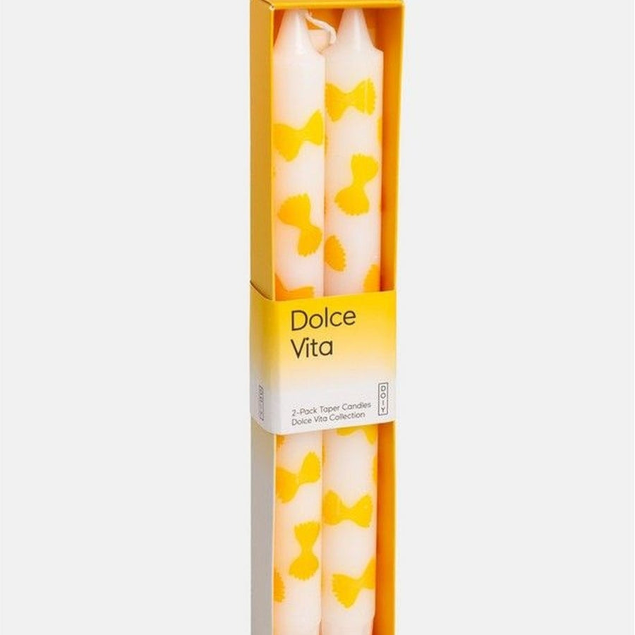 Bougies en forme de pâtes farfalle sur une table élégante