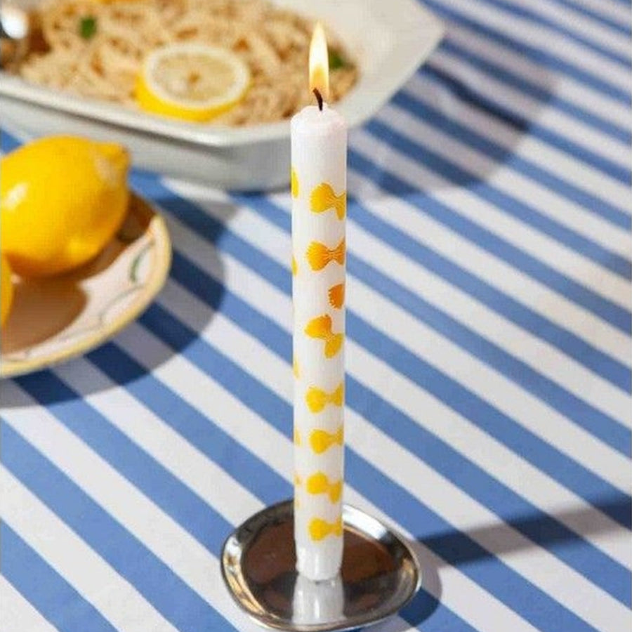 Bougies en forme de pâtes farfalle sur une table élégante