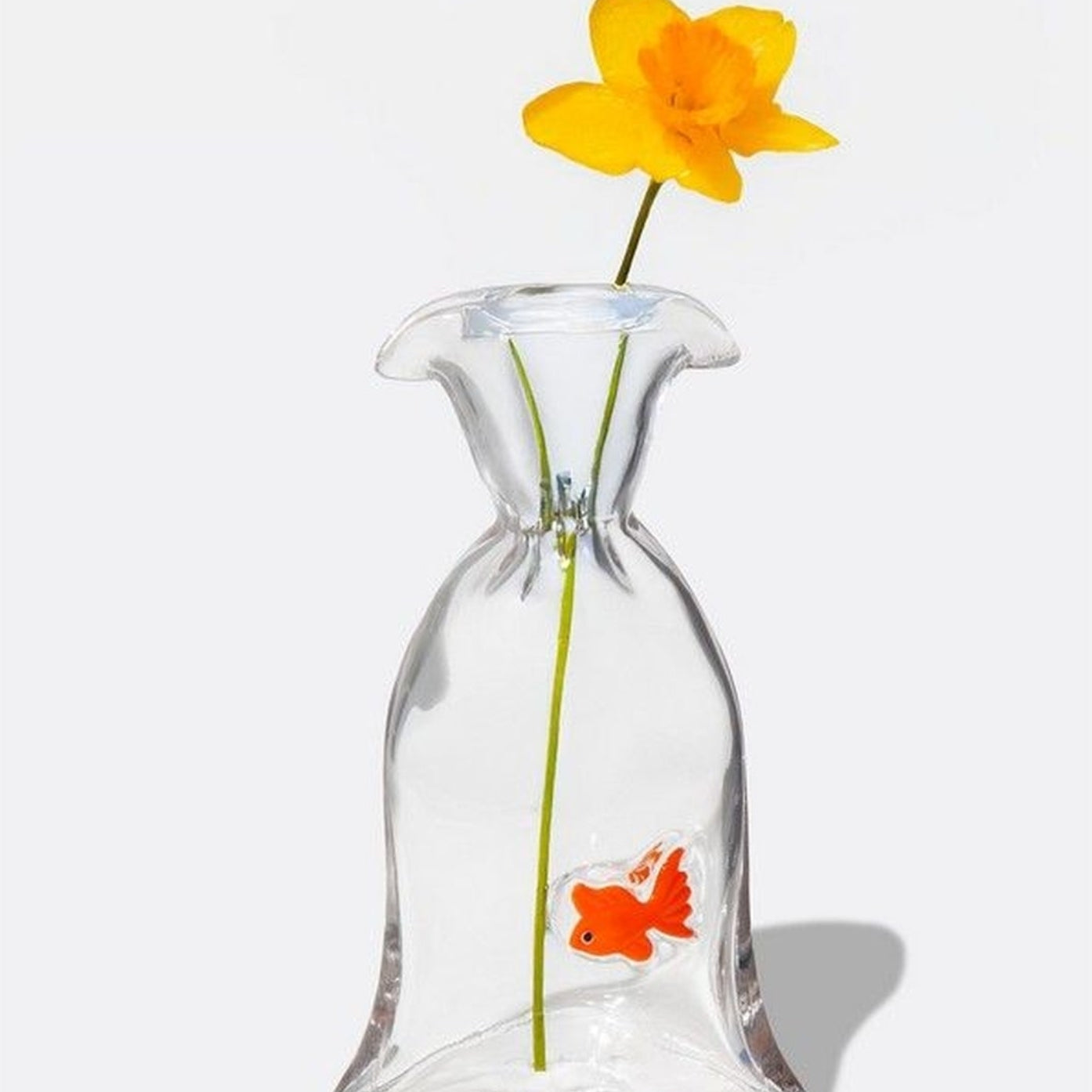 Vase en forme de poisson rouge avec texture brillante