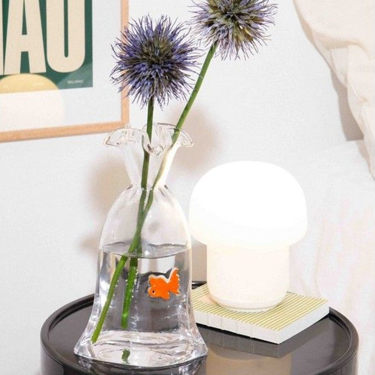 Vase en forme de poisson rouge avec texture brillante