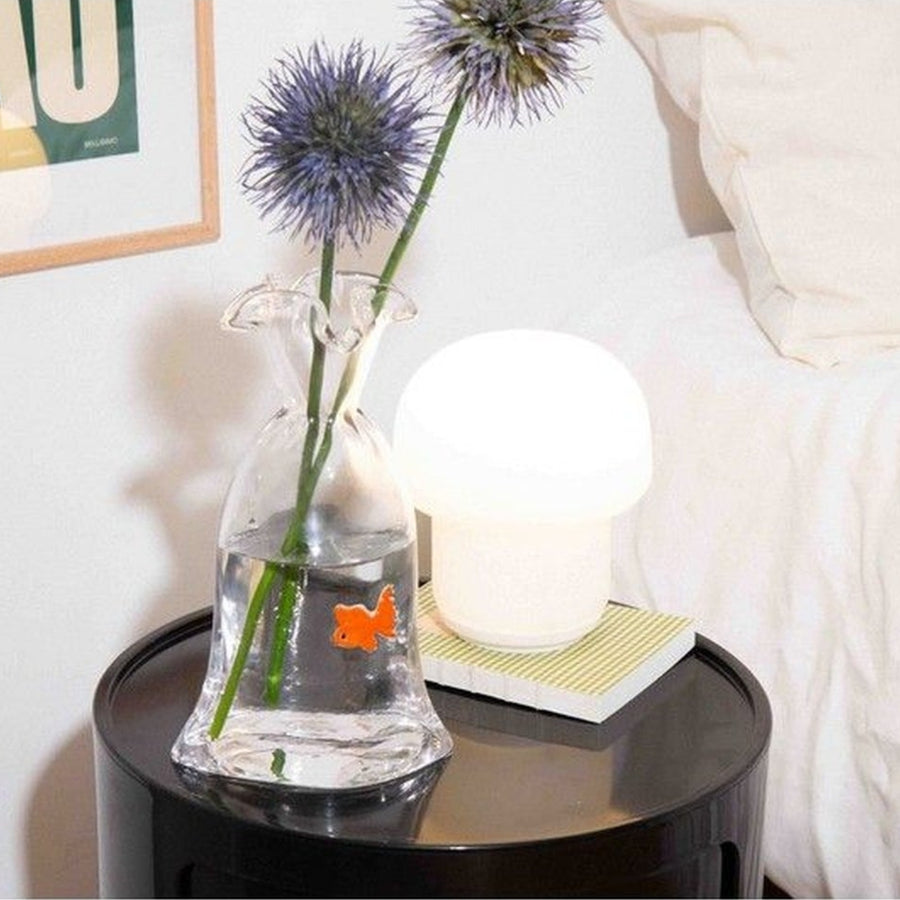 Vase en forme de poisson rouge avec texture brillante