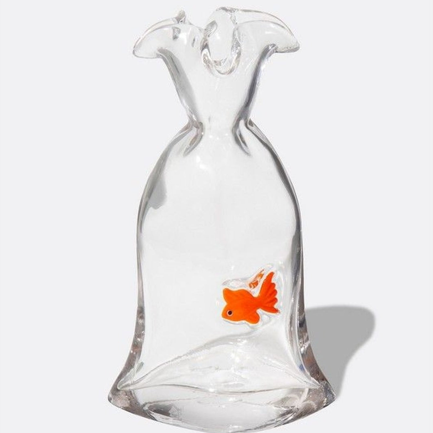 Vase en forme de poisson rouge avec texture brillante