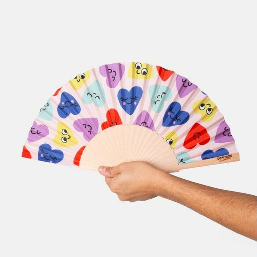 Éventail décoré de cœurs, ouvert avec motif romantique