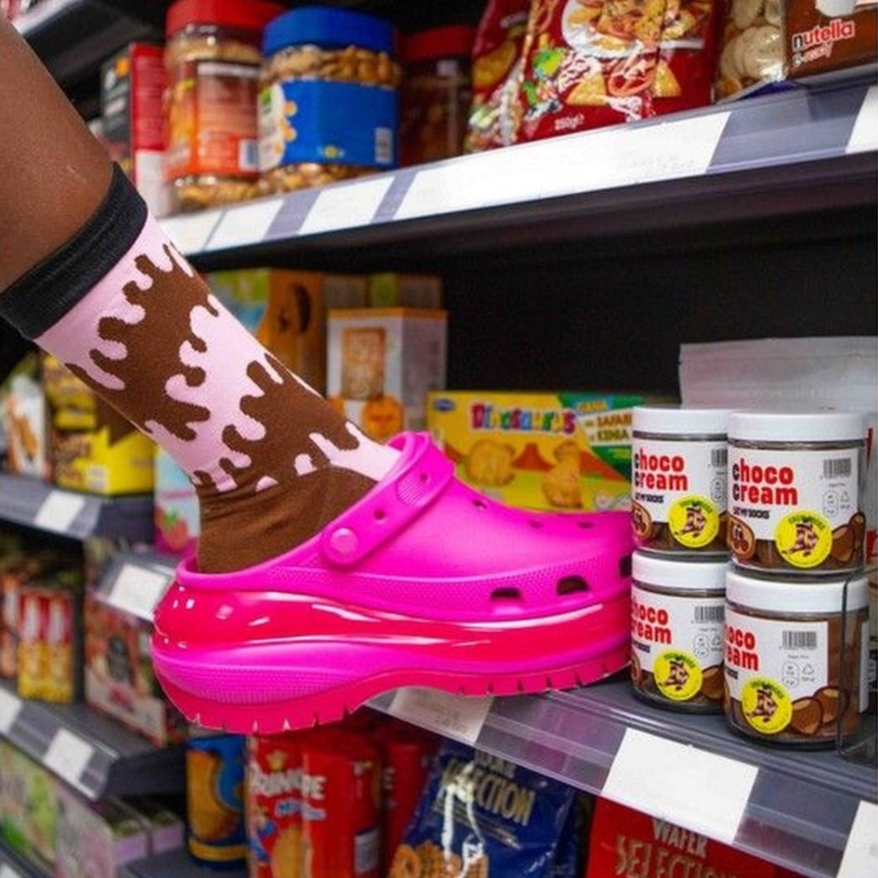 Chaussettes douillettes présentées dans un pot de pâte à tartiner