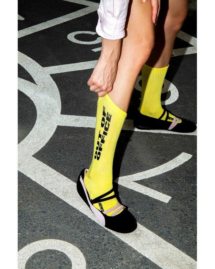 Chaussettes 'Out of office' avec message humoristique en gros plan