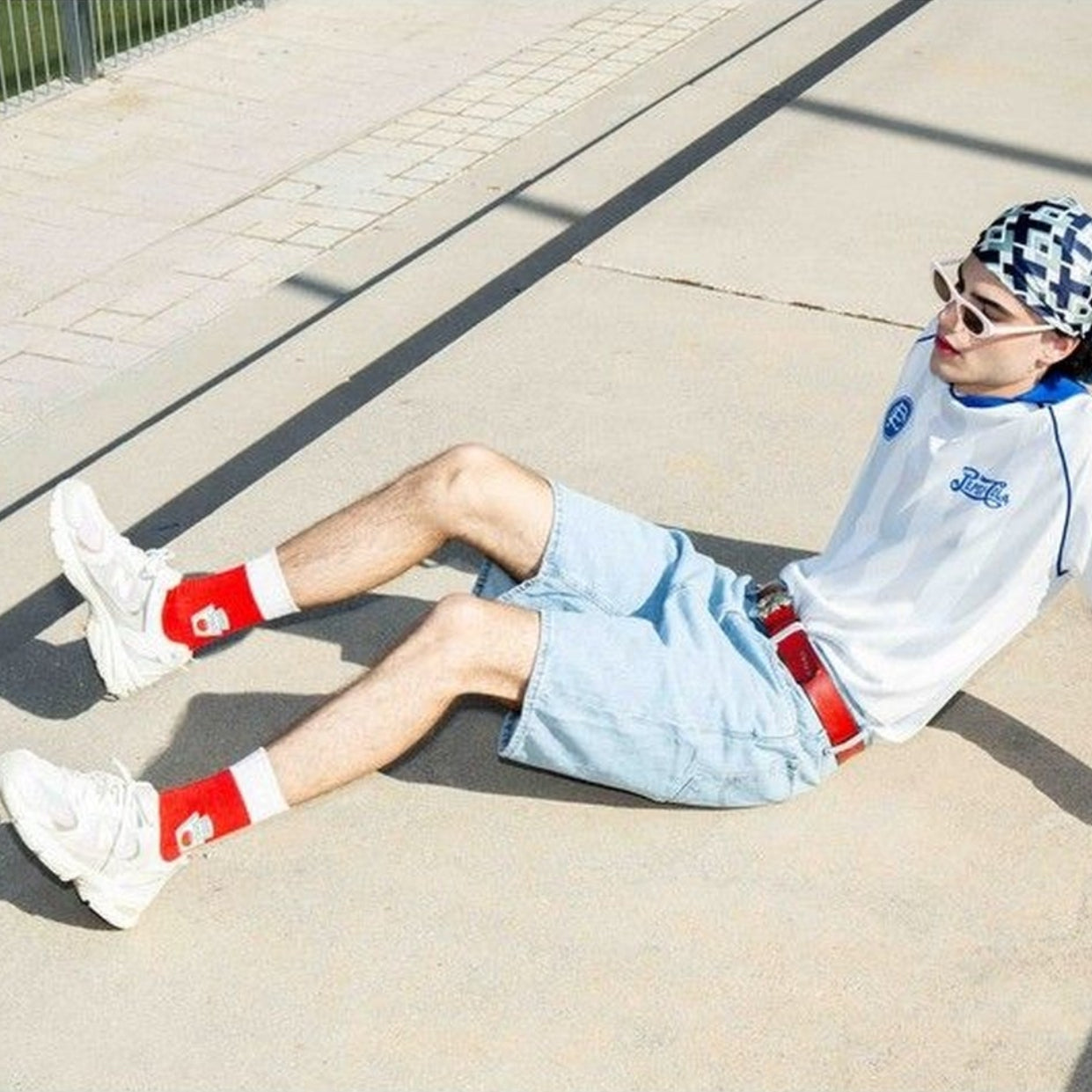 Chaussettes Ketchup avec motif de sauce sur fond blanc