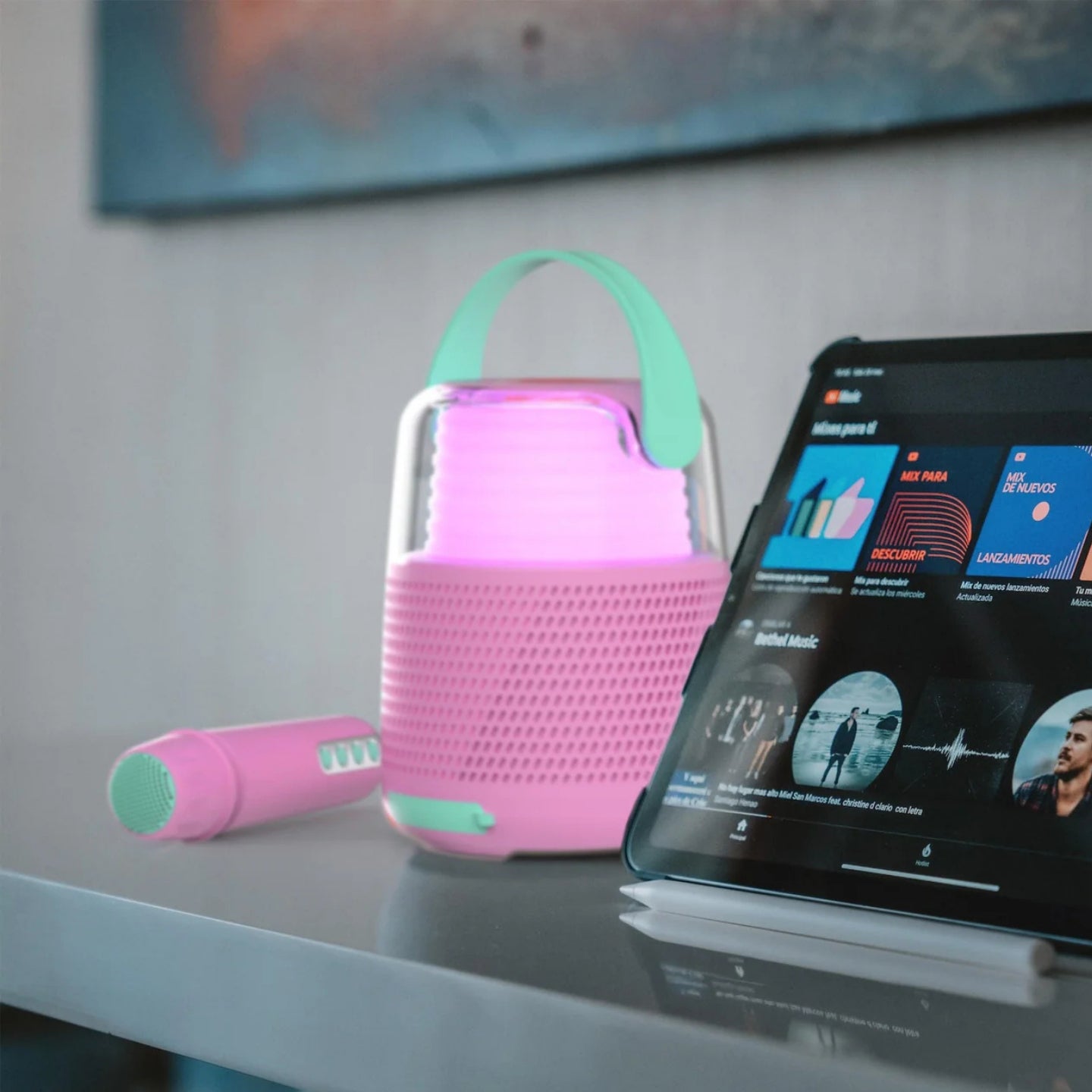 Enceinte Bluetooth lumineuse avec micro sans fil en détail