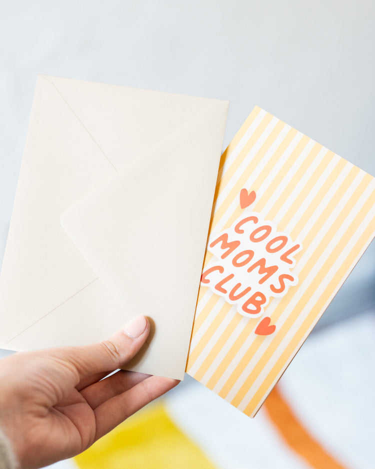 Enveloppe de la carte Cool Mom Club avec motif coloré