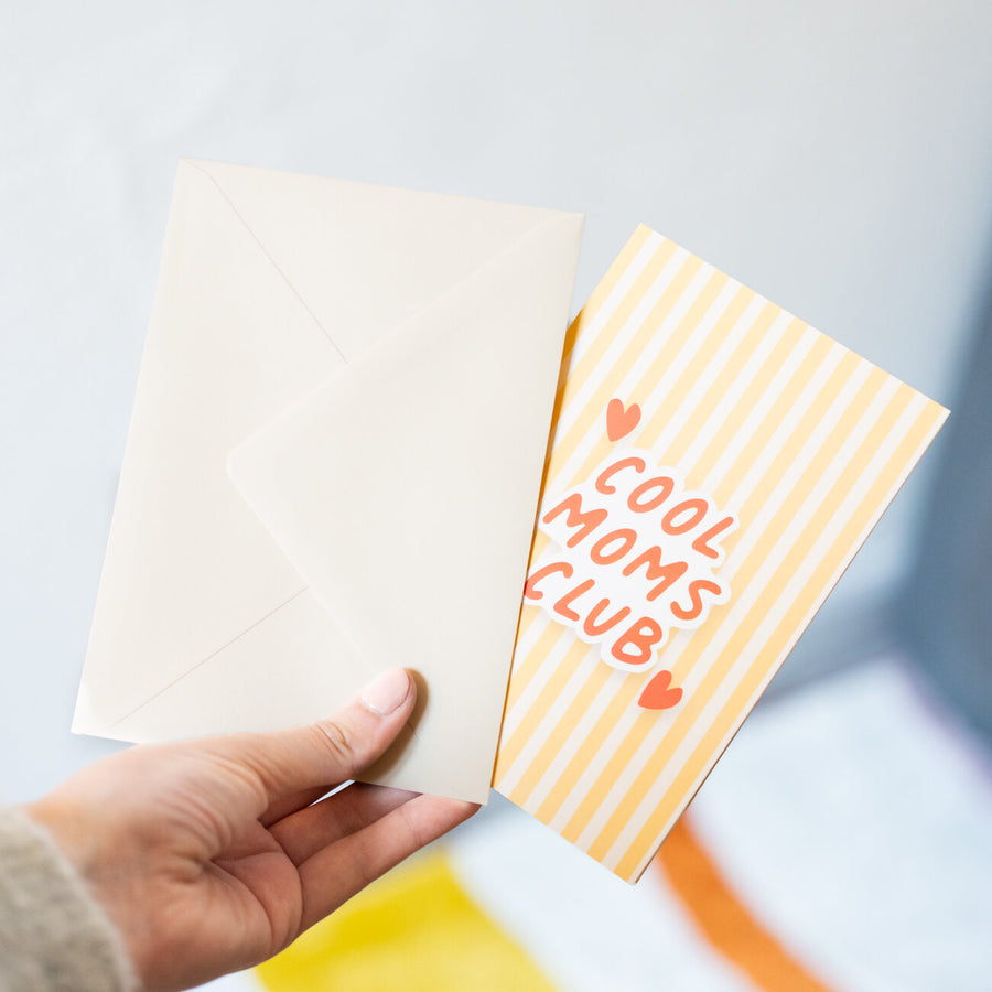 Enveloppe de la carte Cool Mom Club avec motif coloré