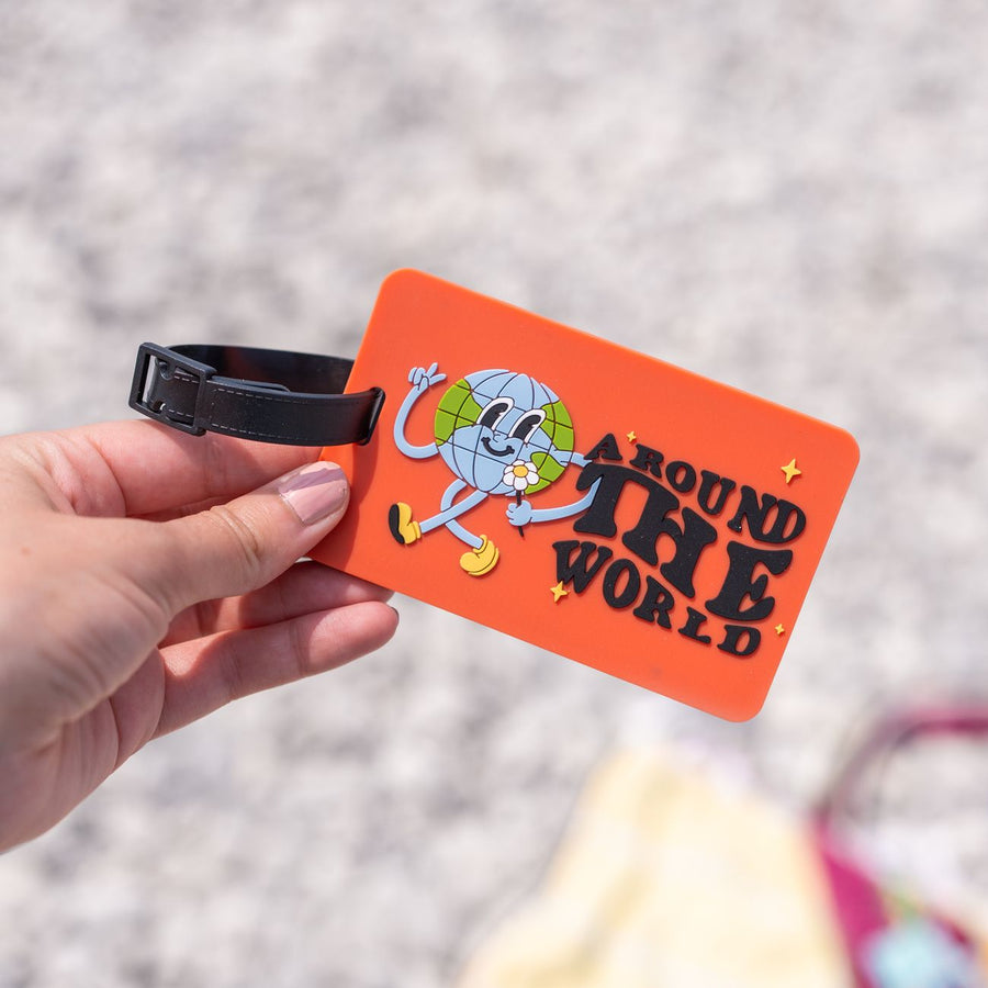 Étiquette de bagage avec motif plage et détails colorés.