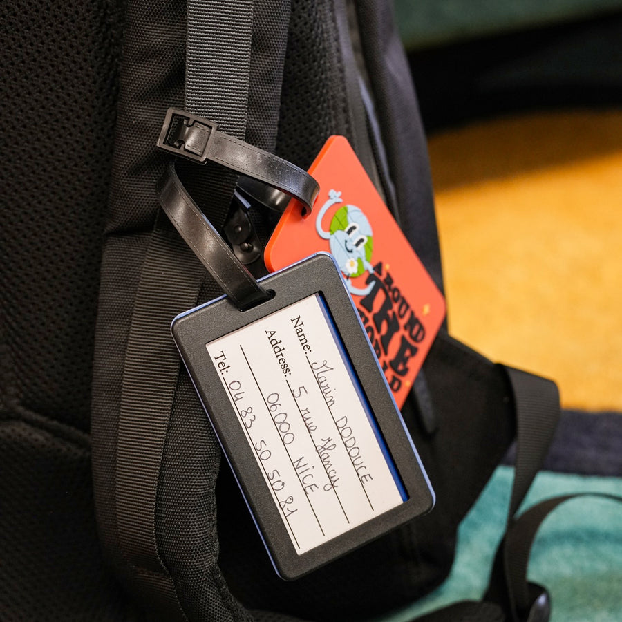 Étiquette de bagage avec motif coloré et boucle en cuir